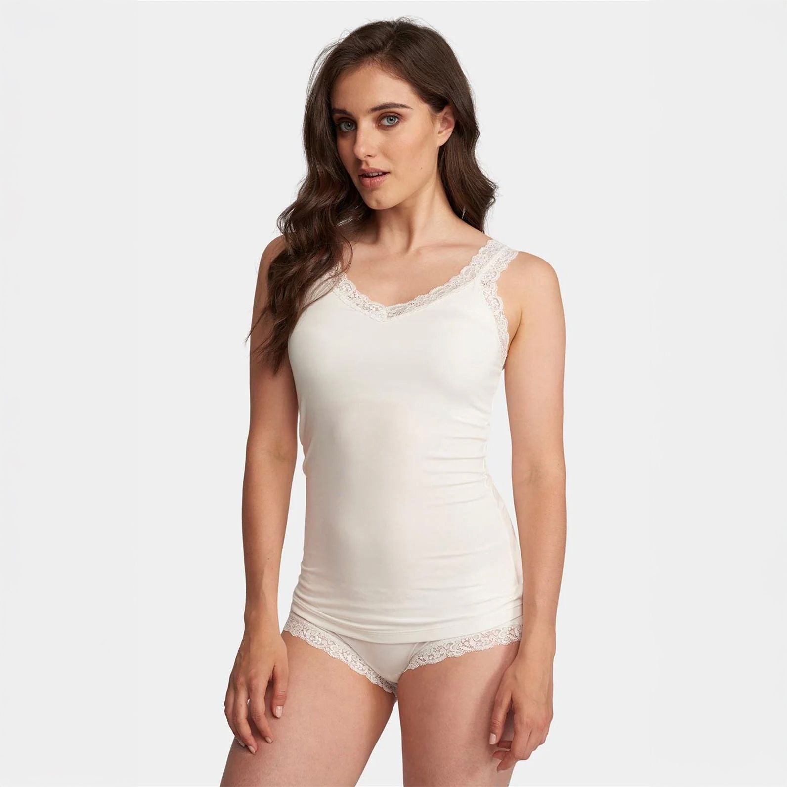 Iconic Lace 610 - Chantilly